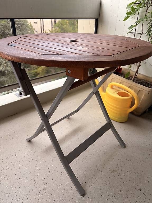 Set de table et chaises: Table et 4 chaises de jardin en teck – D'occasion à Genève par swissconsult 1