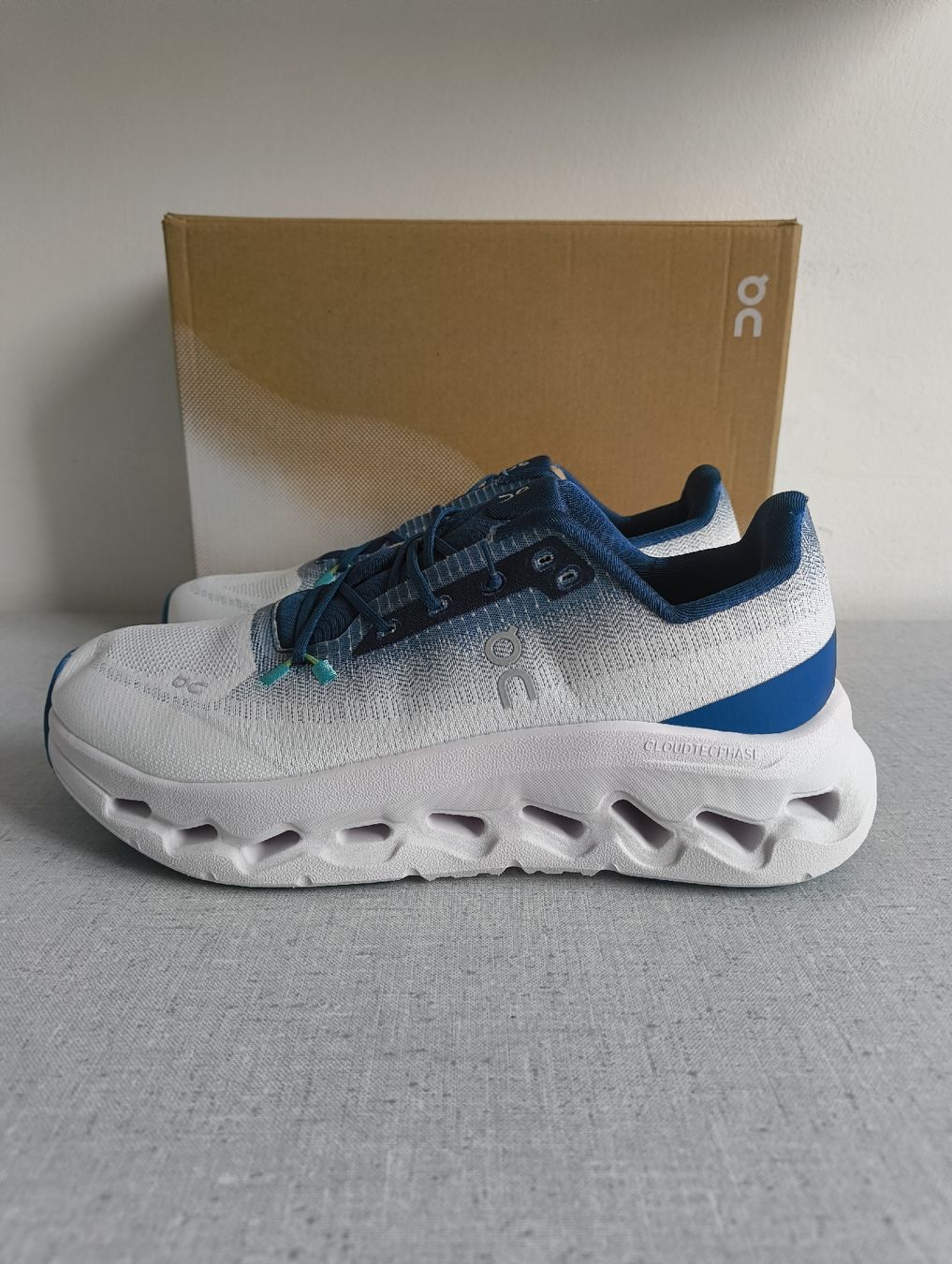 On Scarpe da uomo: ON Cloudtilt  Weiss/Blau EU 43 Grösse 9.5 – Nuovo e nell'imballaggio originale da Uitikon Waldegg venduto da PJLS1 2