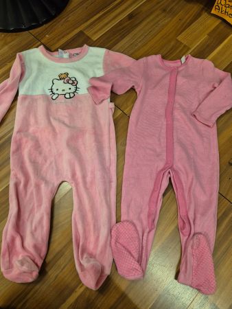 2 Baby-Schlafanzüge, Gr. 86, Hello Kitty & gestreift. B25