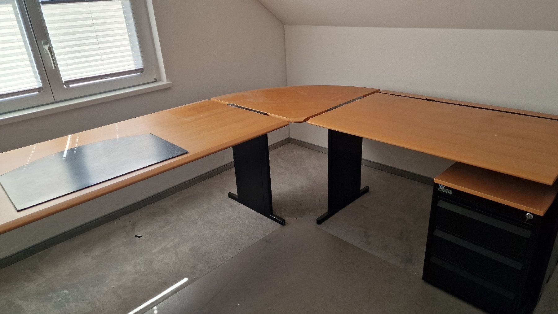 Lista Bureaux: Büro Eckschreibtisch mit Rollcontainer und Rollcontainer  – D'occasion à Herisau par Antiques.AR