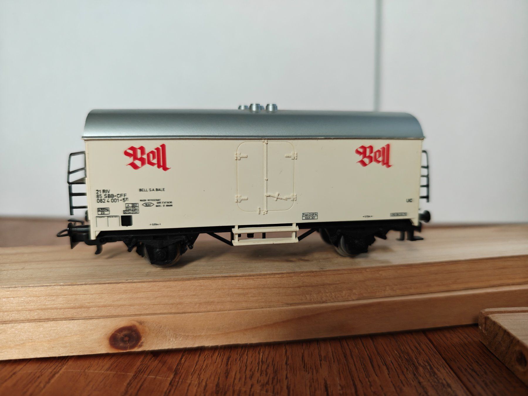 Märklin Modellini di ferrovie: Märklin H0 Kühlwagen Bell AC – Usato da Bern venduto da JGBahn 3