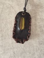Handgefertigter Unisex-Anhänger. Leder  und Glas .
