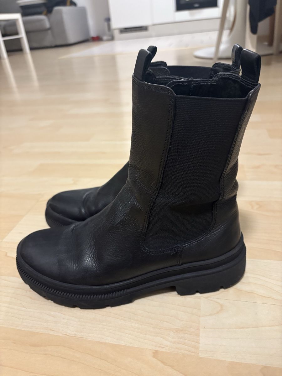 Scarpe da donna: Classic Black Leather Ankle Boots, Winter Ready, Size 39 – Usato da Lüscherz venduto da ine_rdx7 1
