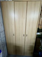 Holz-Kleiderschrank mit drei Türen - guter Zustand