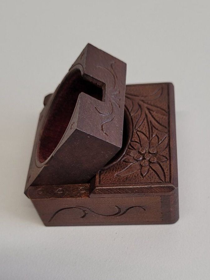 Sculture & Statue: Taschenuhrendose, geschnitzt – Nuovo (secondo la descrizione) da Brienz BE venduto da P.Edelweiss