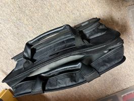 Praktische, robuste schwarze Businesstasche / Laptoptasche