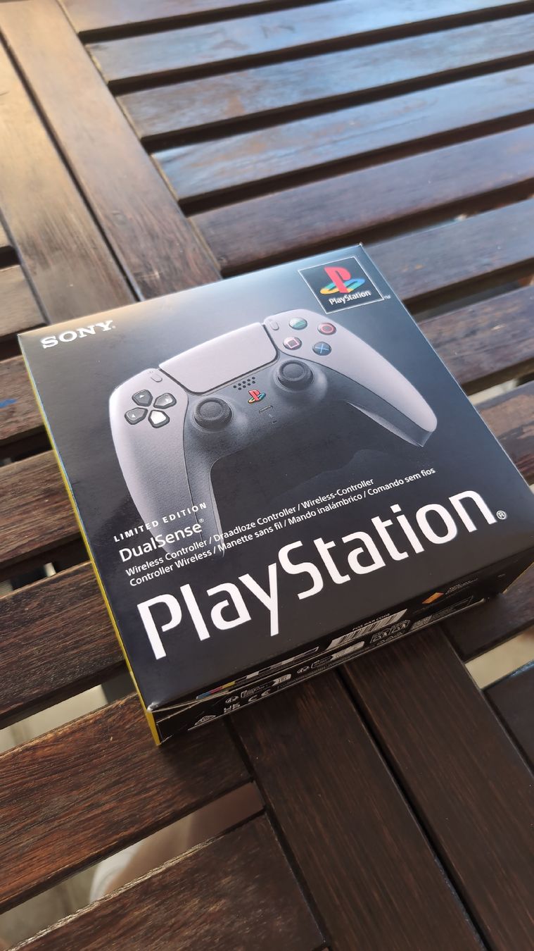 Sony Console: Sony DualSense Controller 30th Anniversary Edition Neu – Nuovo e nell'imballaggio originale da Tenniken venduto da auurum
