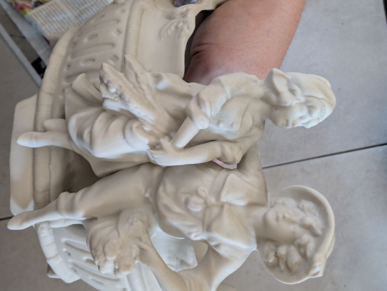 Blumentöpfe: Tontopf mit Figuren  – Gebraucht aus Bern von berneroberlaenderin 1