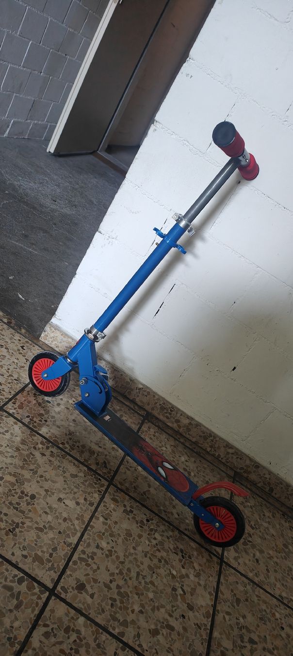 Fahrzeuge für Kinder: Spiderman Kinderroller: Top Zustand – Gebraucht aus Dietikon von R.Santos93