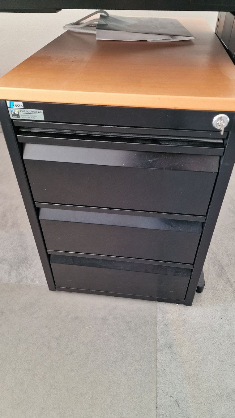 Lista Bureaux: Büro Eckschreibtisch mit Rollcontainer und Rollcontainer  – D'occasion à Herisau par Antiques.AR 1