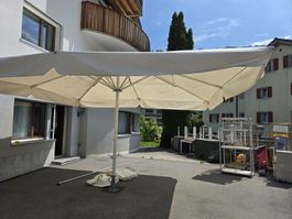 Grosser, stabiler Sonnenschirm - ideal für den Sommer!#545