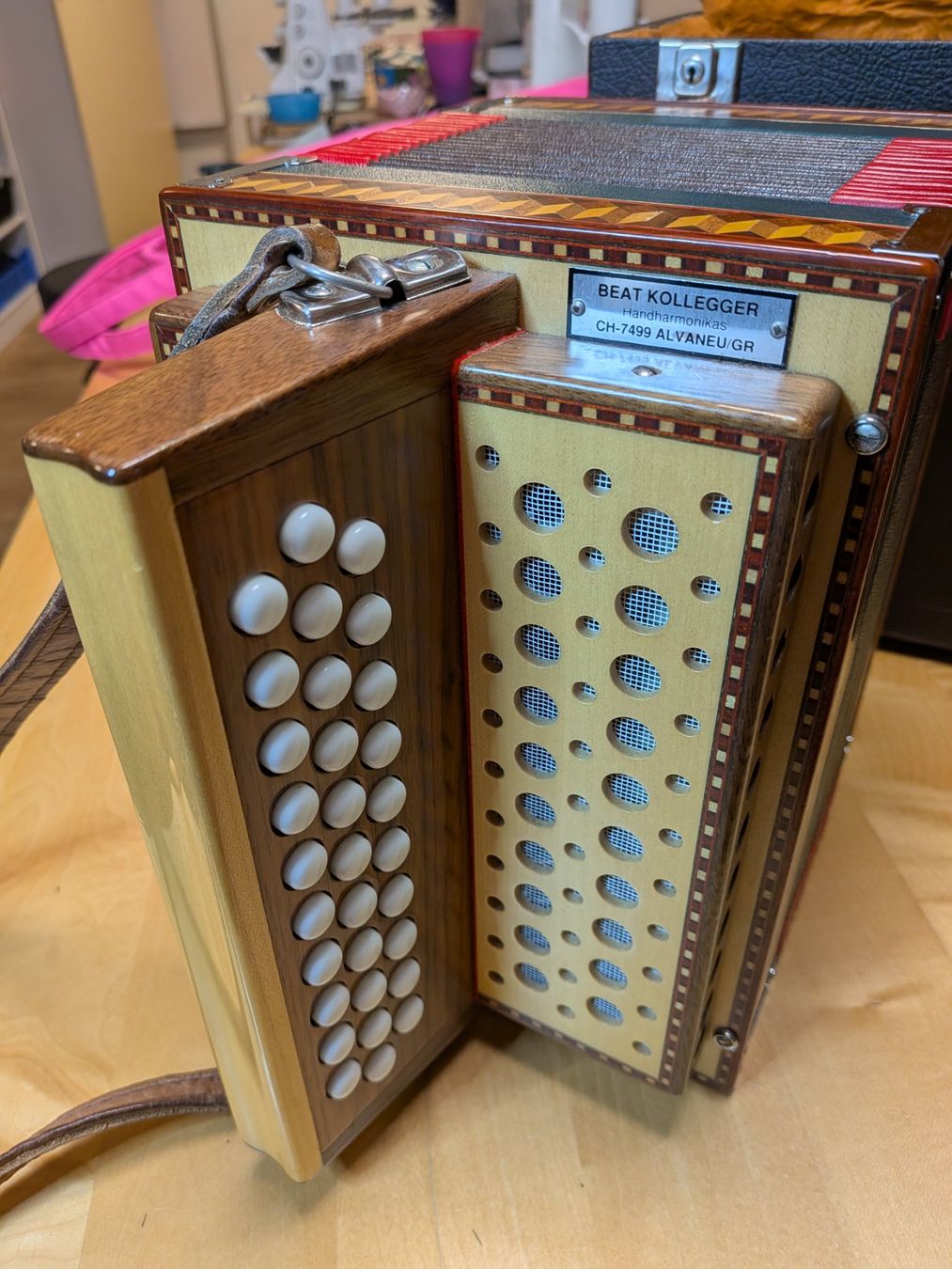 Strumenti musicali: Schwyzerörgeli von Beat Kollegger, mit Koffer neuwertig – Nuovo (secondo la descrizione) da Wolfhausen venduto da elenora700 2