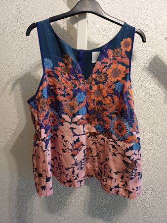 Summery women’s top with floral print, size M, like new