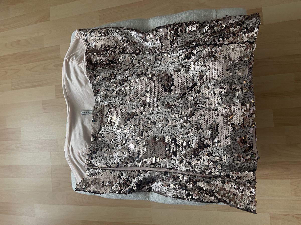 Guess Top: Pailletten Oberteil von Guess – Nuovo (secondo la descrizione) da Uzwil venduto da noe_9f9c 2