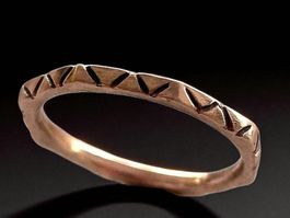 Schmaler Achteck-Ring, Bronze geschnitzt, Grösse 55