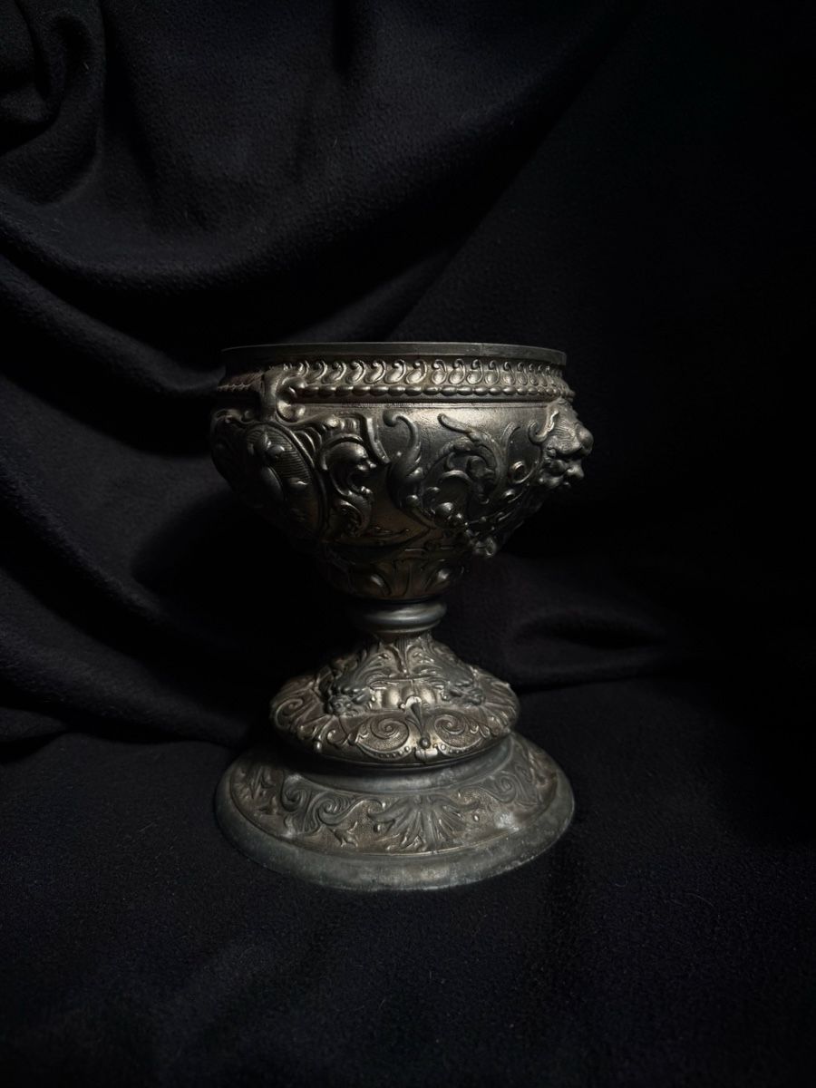 Tutte le decorazioni: Decorative metal chalice ornate  – Usato da Bern venduto da NOKOMETA