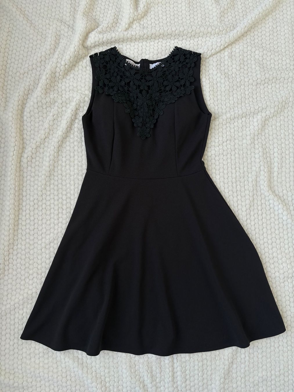Wal G. Kleider: robe noire avec col brodé fleurs – Gebraucht aus Sorens von ma.stlz
