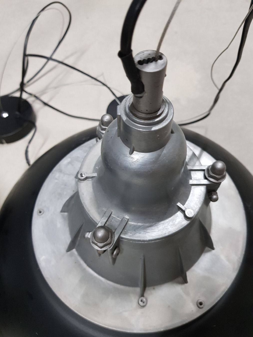 Lampenschirme: Hängelampe schwarz/weiss, Industrie Design – Gebraucht aus Lyss von 3250er 1