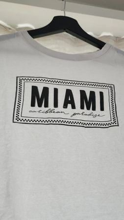 Sommerliches T-Shirt mit Miami-Print, Grösse M