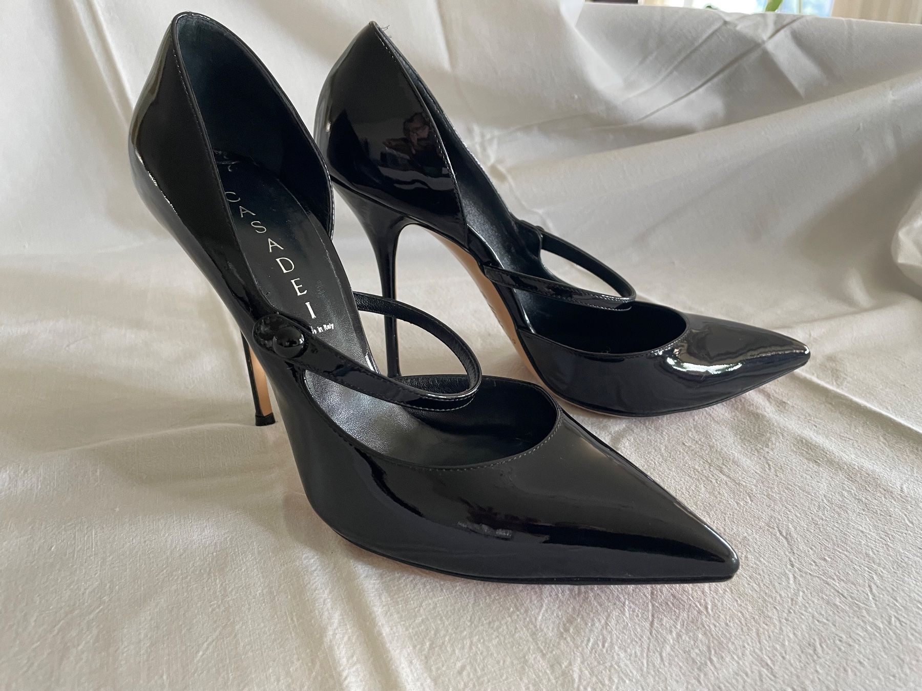 Casadei Scarpe da donna: Casadei schwarze Lackpumps mit Riemchen,  Gr. 39.5 – Usato da Luzern venduto da Moa09