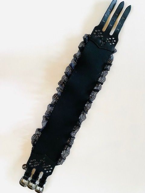 Cinture: Schwarzer elasti.Taillengürtel mit Nieten, Spitze, Grösse S – Nuovo e nell'imballaggio originale da Brione s. Minusio venduto da batwoman3 1