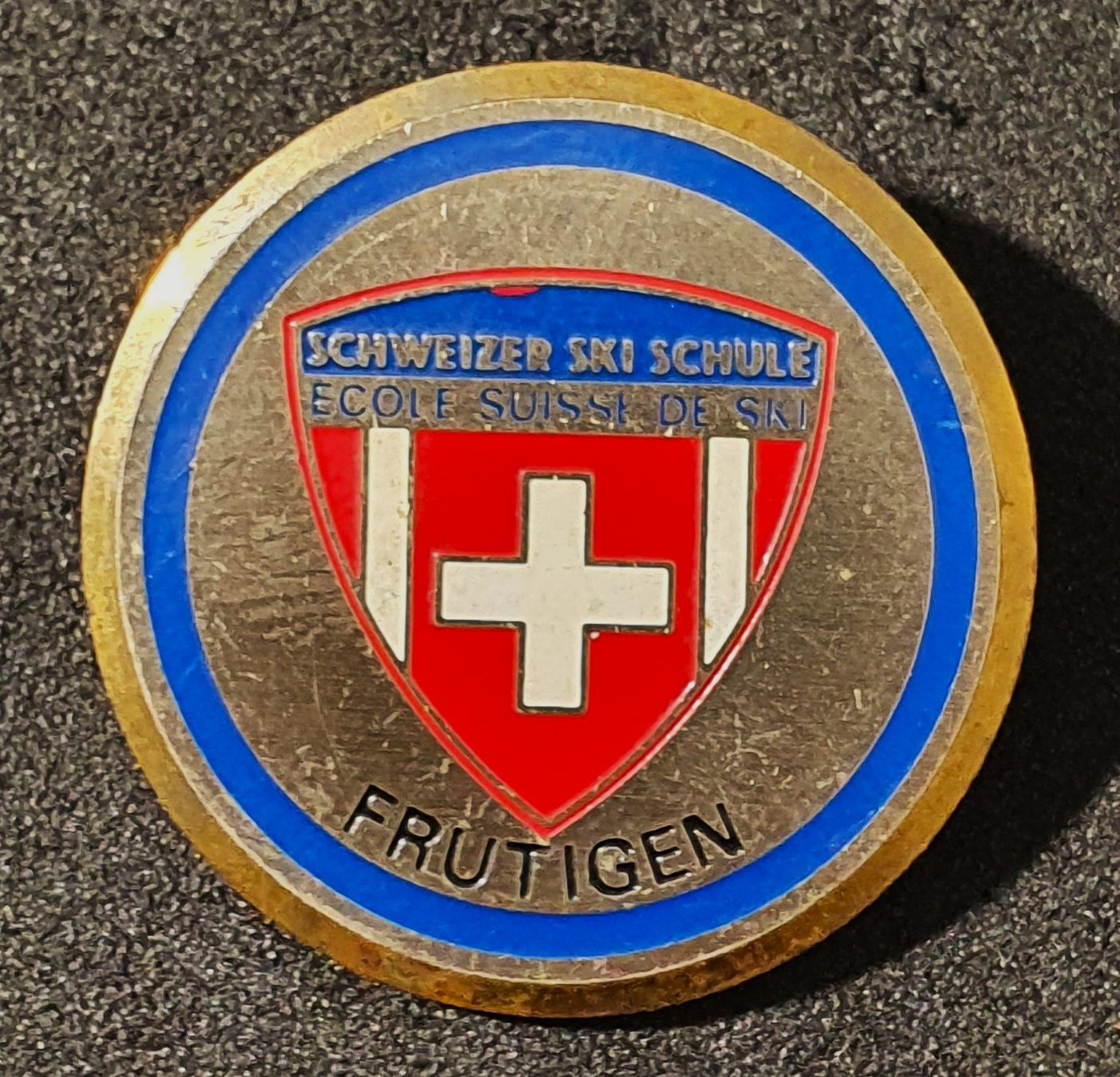 Placchette & Badge: GG119 - Alte Plakette Schweizer Ski Schule Ecole FRUTIGEN – Usato da Reinach BL venduto da Boston-Verkauf 1