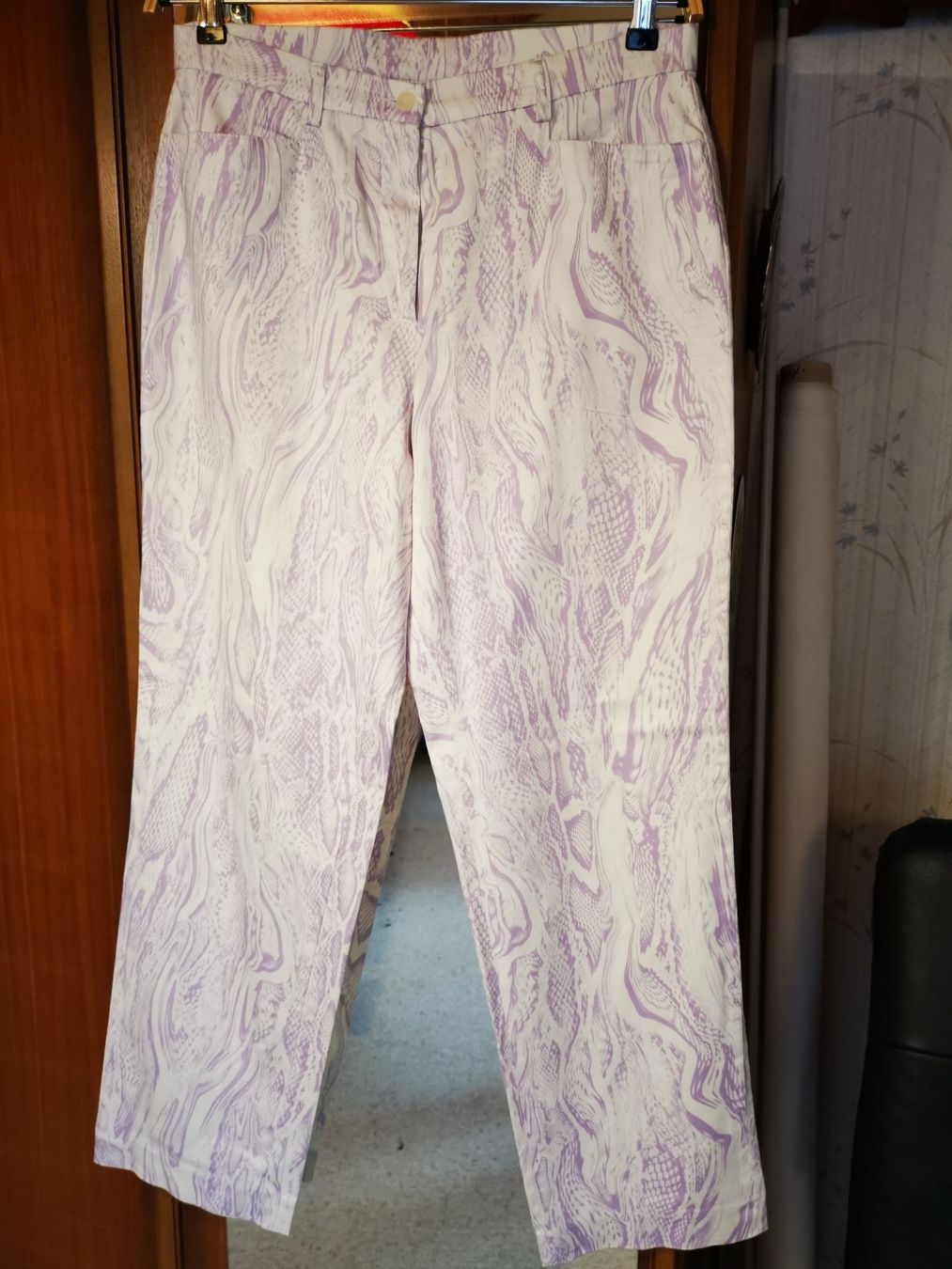 Pantaloni: Damenhose weiss-lila – Nuovo (secondo la descrizione) da Seuzach venduto da NaehdesignMirjam