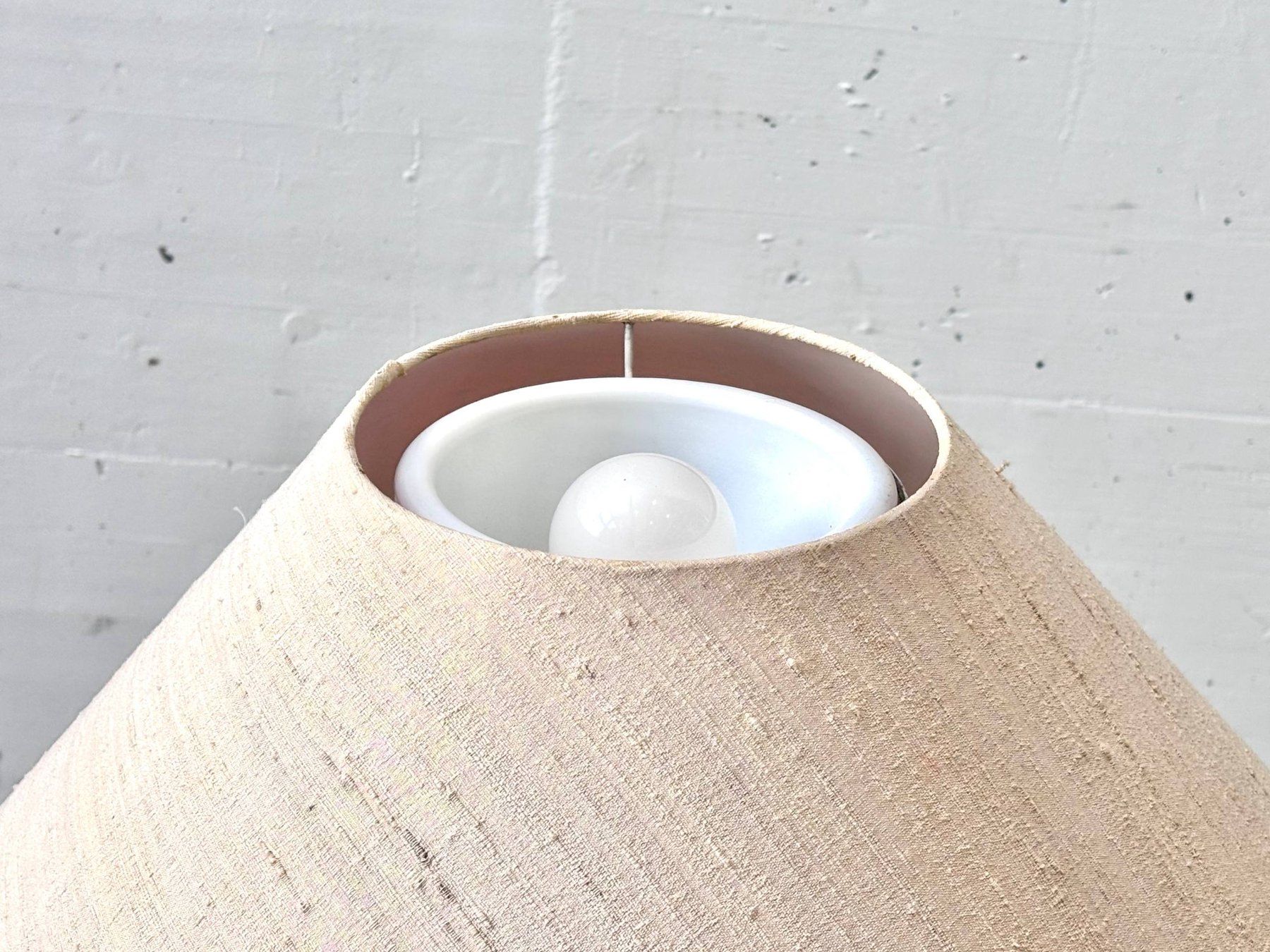 Lampade: Elegante Stehlampe aus Messing mit Textilschirm, 1990er – Usato da Zürich venduto da LeMoege 4