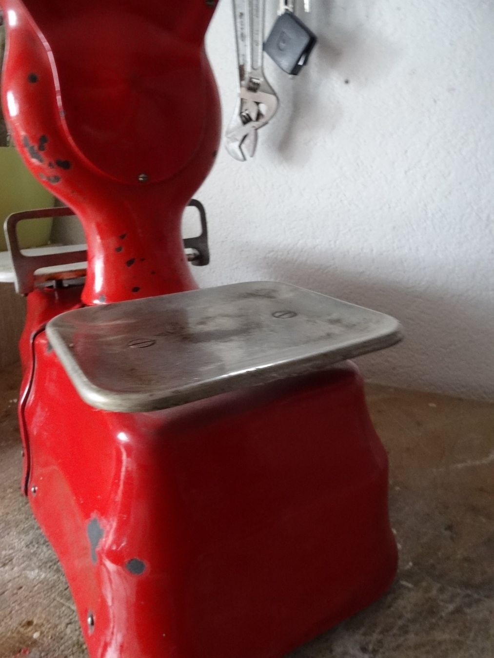 Waagen und Gewichte: Retro Waage rot  TOLEDO – Gebraucht aus Ehrendingen von CHMEX 2