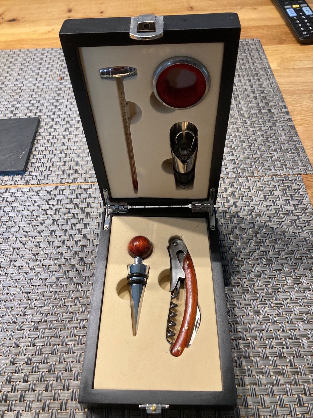 Apribottiglie & Tappi per chiusura: Weinzubehör Box nicht gebraucht – Nuovo (secondo la descrizione) da Oftringen venduto da jul_pb5d