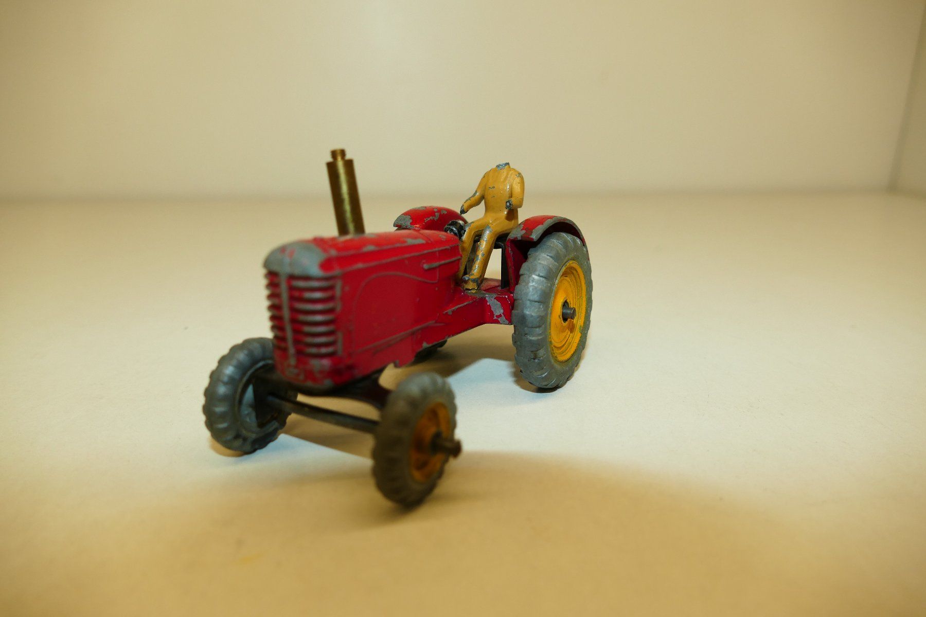 Dinky Toys Modellini d'auto: Dinky Toys: Massey Harris Tractor – Usato da Niederhasli venduto da rail-duerst
