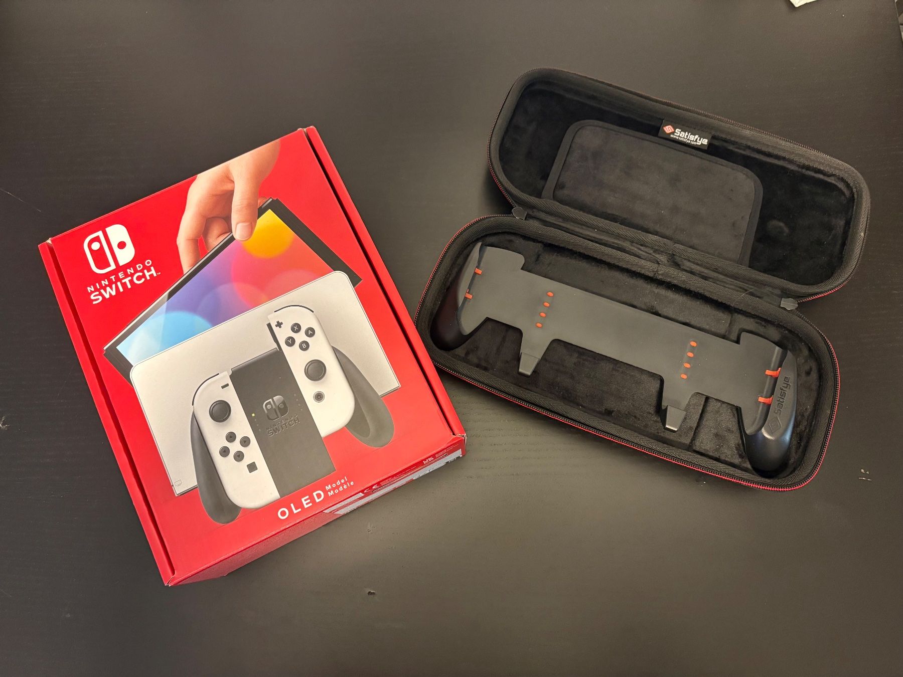 Nintendo Console: Nintendo Switch OLED + Satisfye SwitchGrip Pro mit Hülle – Usato da Schaffhausen venduto da vmeb