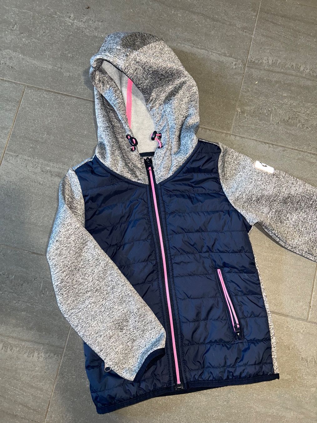 Vestes & Manteaux: Blau-graue Softshell-Jacke 104/110 - neuwertig – D'occasion à Safenwil par 2hand_aber_wertvoll