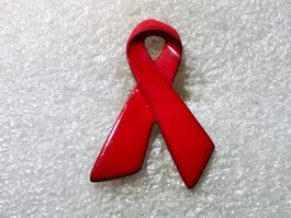 Ansteckpin 85: Awarness Ribbon klein