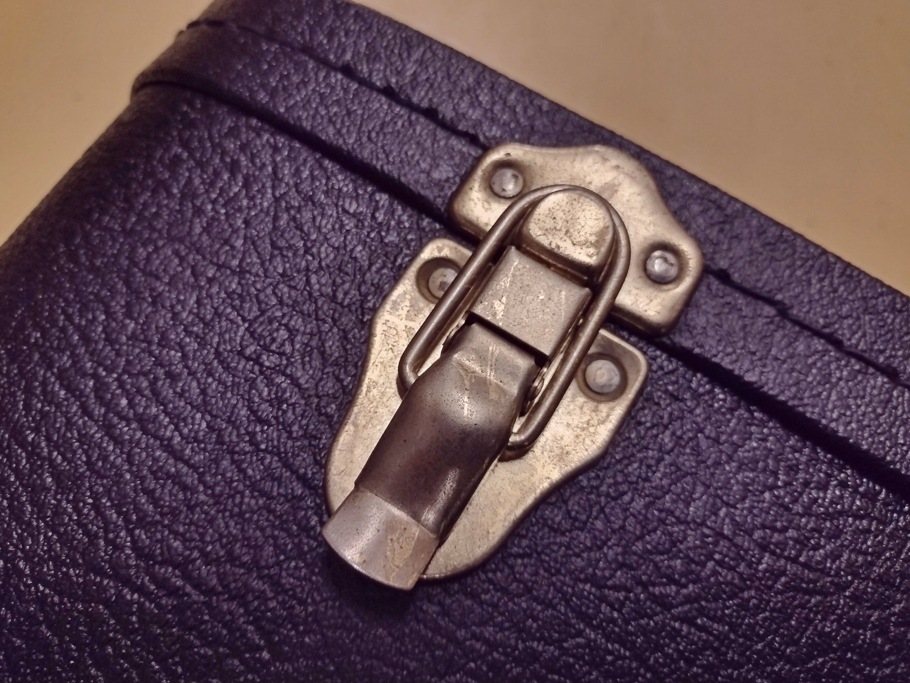 Gibson Strumenti musicali: Gibson Case Dreadnought Plüsch BLAU Gitarrenkoffer – Usato da Basel venduto da x-hobby 9