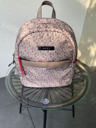 DKNY Rucksack Sand-Beige Monogramm Anthrazit Plakette TOP