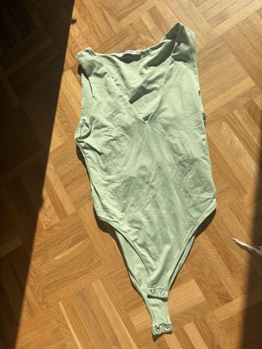 Stradivarius Tops: Grünes Stradivarius Bodysuit  – Neuf (Voir description) à Herzogenbuchsee par Gd.5