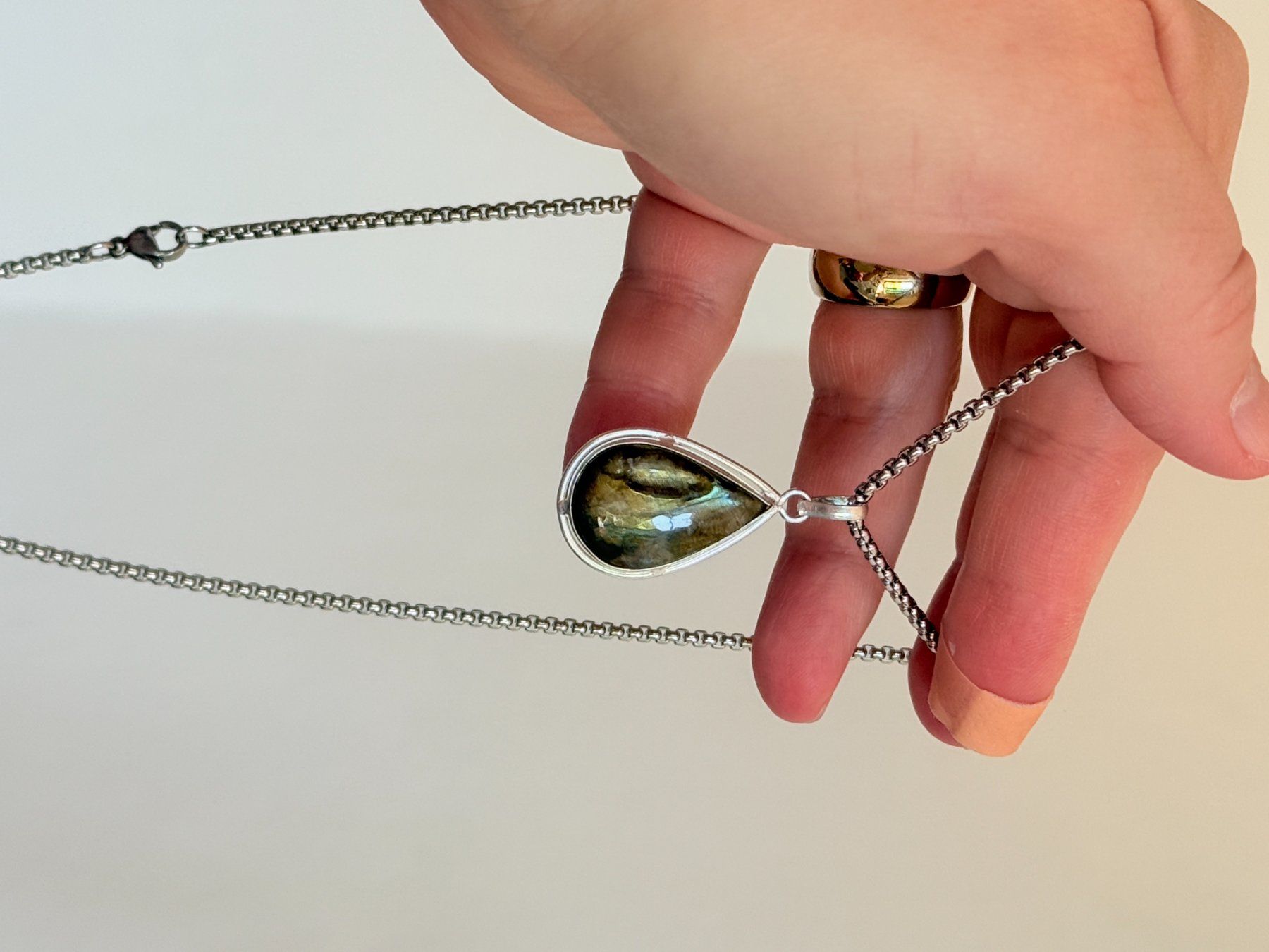 Ketten: Collier Labradorite, forme goutte d'eau – Neu und originalverpackt aus Genève von AWWA 3
