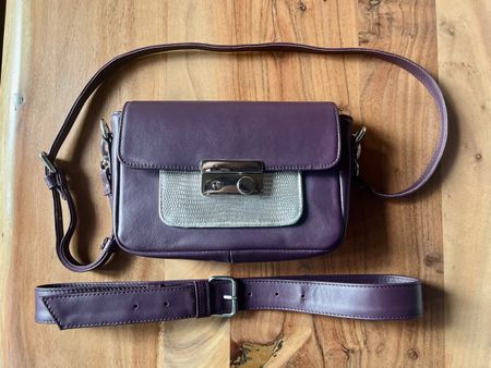 Schicke Vintage-Crossbody-Leder-Tasche in Dunkellila