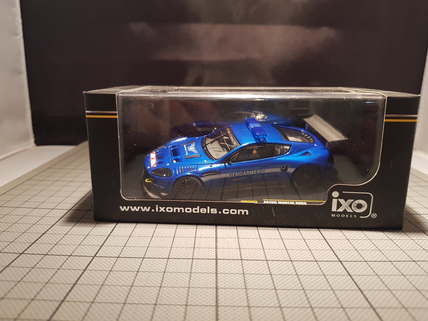 Aston Martin Modellini d'auto: Aston Martin DBR9 Gendarmerie Prototype 2006 – Nuovo e nell'imballaggio originale da Chézard-St-Martin venduto da AlPat-Collections 6