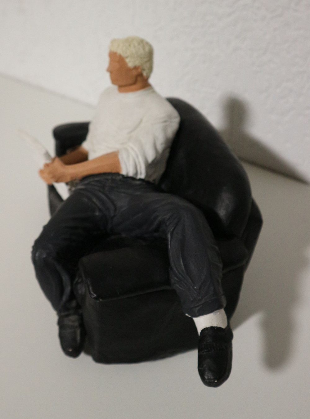 Statuette: Deko-Figur -  Zeitung Mann auf Sofa – Usato da Auw venduto da beretta1966 1