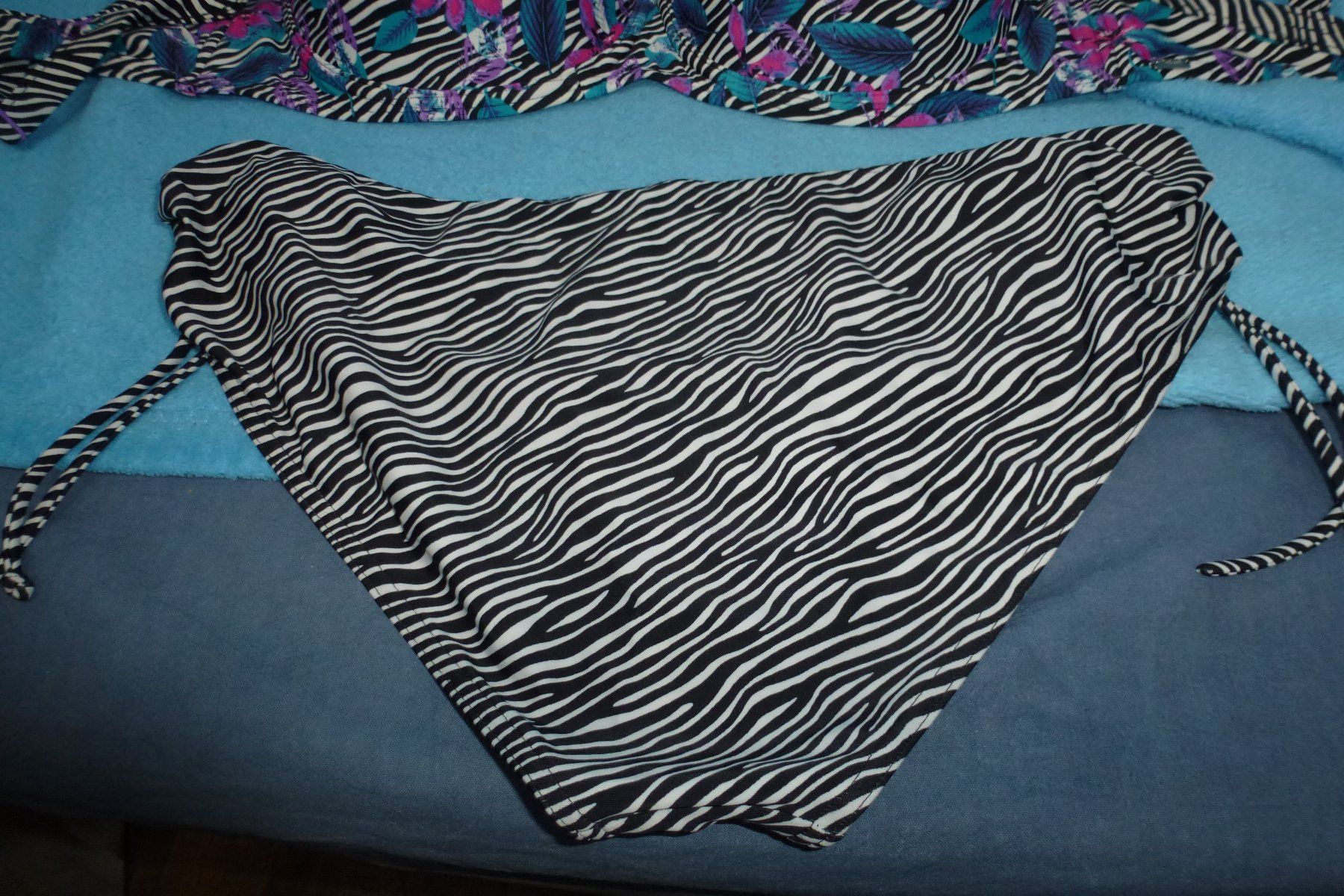 Costumi da bagno & Bikini: TRIUMPF BIKINI GEPOLSTERTES OBERTEIL  NEU CUP 95D/E GR 44 – Nuovo (secondo la descrizione) da Kreuzlingen venduto da ang_7k8d 3