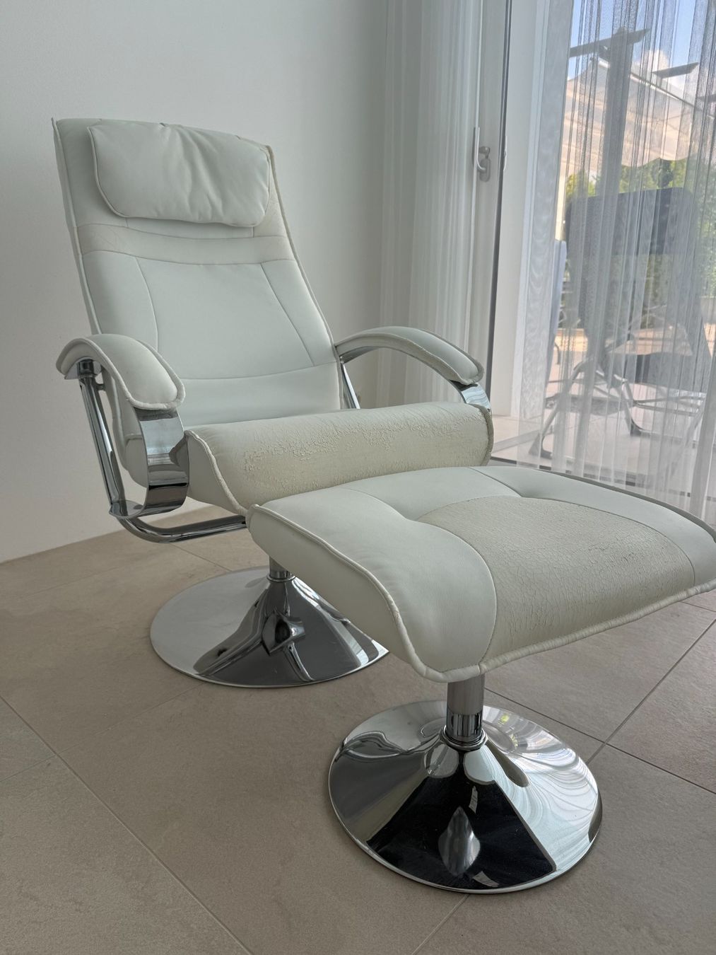 Poltrone: Sessel mit Hocker weiss Lederoptik gebraucht – Usato da Spiez venduto da danfi