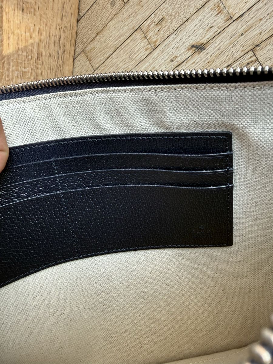 Gucci Sacs: Gucci G Pouch Flat Monogram – Neuf (Voir description) à Genève par SG_73 3
