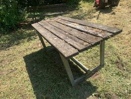 Gartentisch und Bank Holz Metall stark gebraucht