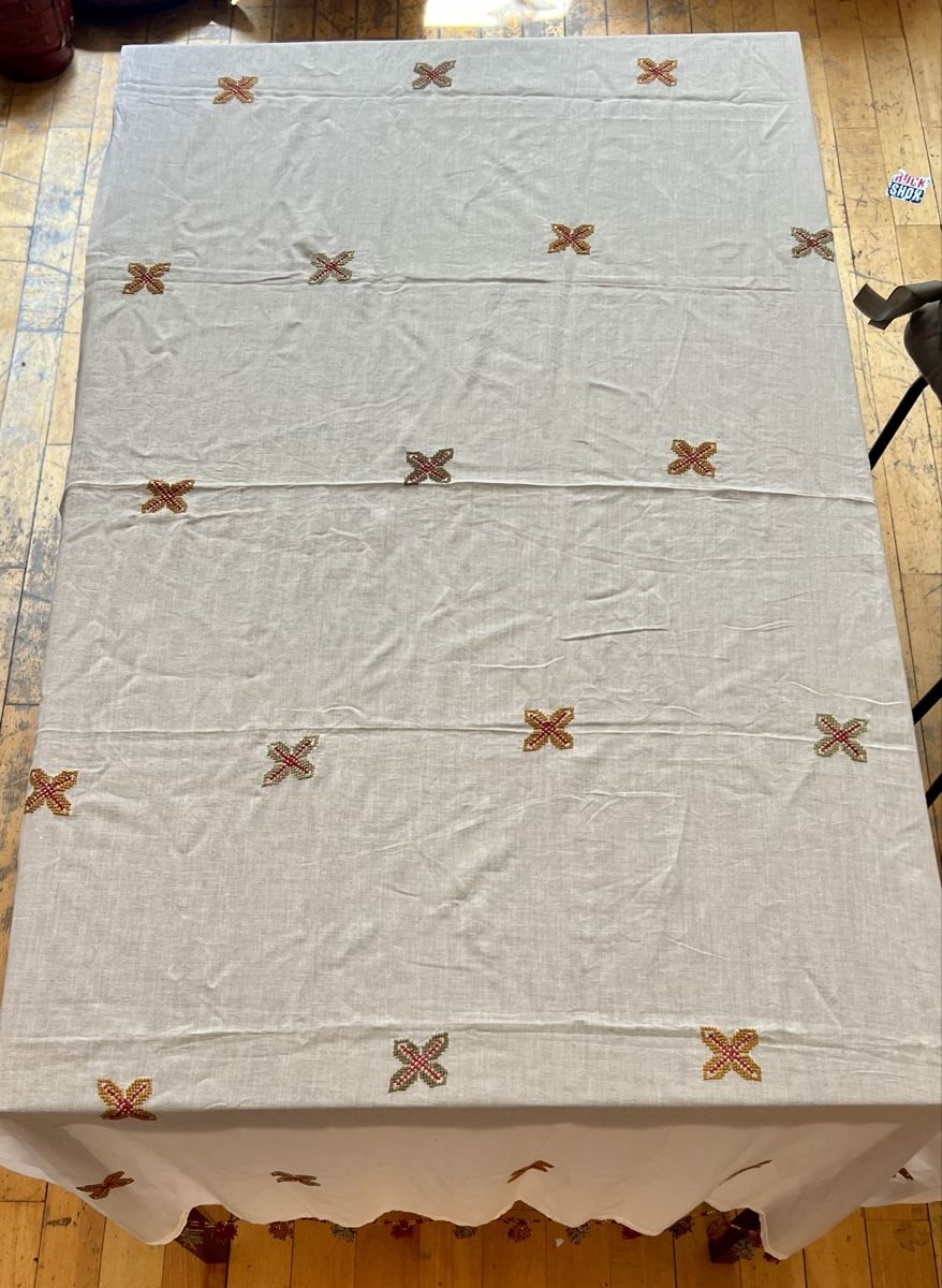 Altra biancheria da tavola: Nappe blanche en coton avec broderies et pompons! – Nuovo (secondo la descrizione) da Genève venduto da DELIRBEADS