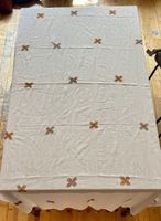 Nappe blanche en coton avec broderies et pompons!
