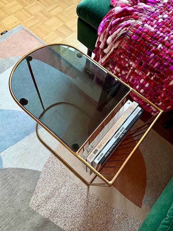 Tavoli: Table dappoint dorée avec porte-revues | Gold side table  – Usato da Carouge GE venduto da mma_7n9b 2