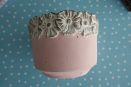 Vintage Blumentopf in rosa aus Beton mit Blumenrand Cachepot
