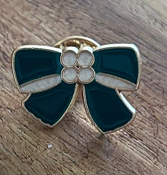 Plaquettes & Badges: Pin Schleife – Neuf avec emballage d'origine à Geneve par vane267